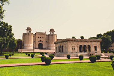 LAHORE, PAKISTAN - Eylül 2021: Lahore Kalesi 'nin mimari detayları, geleneksel Muhgal mimarisi, Pakistan