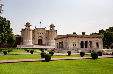 LAHORE, PAKISTAN - Eylül 2021: Lahore Kalesi 'nin mimari detayları, geleneksel Muhgal mimarisi, Pakistan