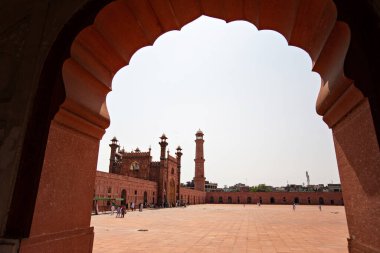 LAHORE, PAKISTAN - Eylül 2021: Pakistan 'ın Punjab ilinin başkenti Lahor' daki Baadshahi Camii 'nin iç işleri, Babür dönemine ait cemaat camisi