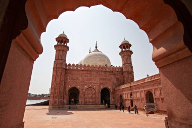LAHORE, PAKISTAN - Eylül 2021: Pakistan 'ın Punjab ilinin başkenti Lahor' daki Baadshahi Camii 'nin iç işleri, Babür dönemine ait cemaat camisi