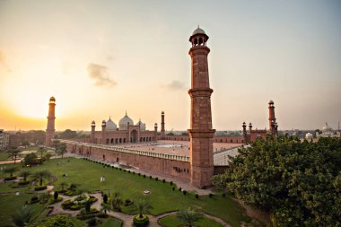 LAHORE, PAKISTAN - Eylül 2021: Pakistan 'ın Punjab ilinin başkenti Lahor' daki Badshahi Camii, Babür dönemi cemaat camisi