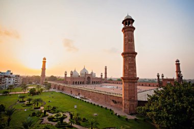 LAHORE, PAKISTAN - Eylül 2021: Pakistan 'ın Punjab ilinin başkenti Lahor' daki Badshahi Camii, Babür dönemi cemaat camisi