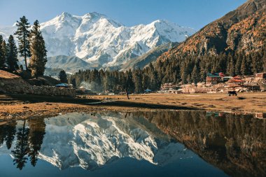 Nanga Parbat 'ın göldeki yansıması, Pakistan, Fairy Meadows' dan güzel bir dağ manzarası.