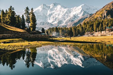 Nanga Parbat 'ın göldeki yansıması, Pakistan, Fairy Meadows' dan güzel bir dağ manzarası.