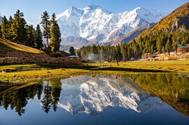 Nanga Parbat 'ın göldeki yansıması, Pakistan, Fairy Meadows' dan güzel bir dağ manzarası.
