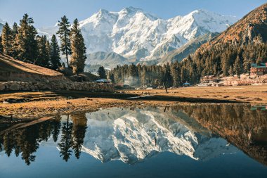 Nanga Parbat 'ın göldeki yansıması, Pakistan, Fairy Meadows' dan güzel bir dağ manzarası.