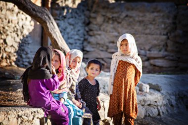 MINAPIN, PAKISTAN - Eylül 2021: Pakistan 'ın Hunza Vadisi' ndeki Minapin köyündeki evin dışındaki Pakistanlı çocuklar