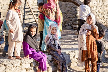 MINAPIN, PAKISTAN - Eylül 2021: Pakistan 'ın Hunza Vadisi' ndeki Minapin köyündeki evin dışındaki Pakistanlı çocuklar