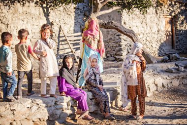 MINAPIN, PAKISTAN - Eylül 2021: Pakistan 'ın Hunza Vadisi' ndeki Minapin köyündeki evin dışındaki Pakistanlı çocuklar
