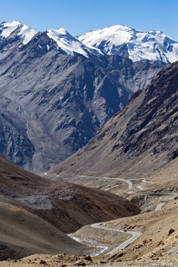 Khunjerab Geçidi manzarası, dünyanın en yüksek asfaltlı uluslararası sınır kapısı ve Karakoram Karayolu 'nun en yüksek noktası, Çin ile Pakistan arasındaki sınır.