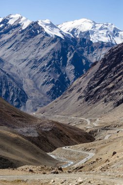 Khunjerab Geçidi manzarası, dünyanın en yüksek asfaltlı uluslararası sınır kapısı ve Karakoram Karayolu 'nun en yüksek noktası, Çin ile Pakistan arasındaki sınır.