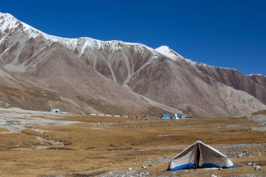 Khunjerab Geçidi manzarası, dünyanın en yüksek asfaltlı uluslararası sınır kapısı ve Karakoram Karayolu 'nun en yüksek noktası, Çin ile Pakistan arasındaki sınır.