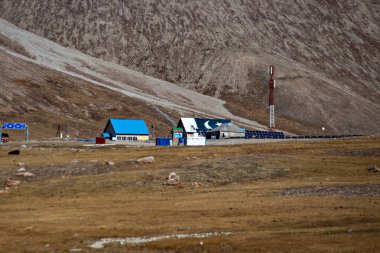 Khunjerab Geçidi manzarası, dünyanın en yüksek asfaltlı uluslararası sınır kapısı ve Karakoram Karayolu 'nun en yüksek noktası, Çin ile Pakistan arasındaki sınır.