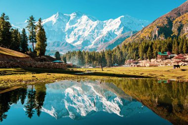 Nanga Parbat 'ın göldeki yansıması, Pakistan, Fairy Meadows' dan güzel bir dağ manzarası.
