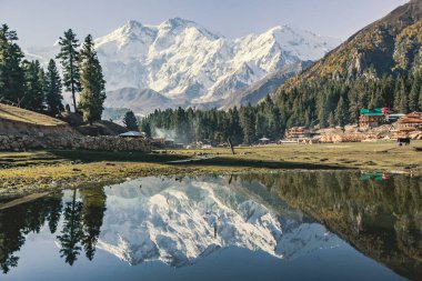 Nanga Parbat 'ın göldeki yansıması, Pakistan, Fairy Meadows' dan güzel bir dağ manzarası.