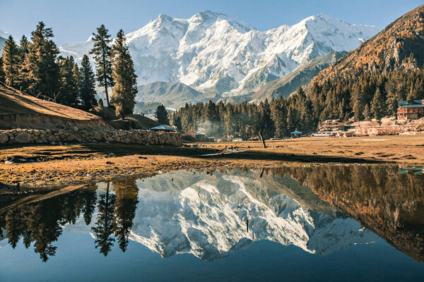 Нанга Парбат в озере, прекрасный вид на горы из Fairy Meeks, Пакистан