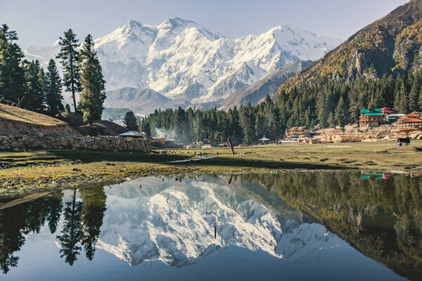 Нанга Парбат в озере, прекрасный вид на горы из Fairy Meeks, Пакистан