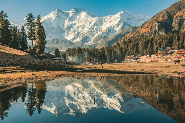 Нанга Парбат в озере, прекрасный вид на горы из Fairy Meeks, Пакистан