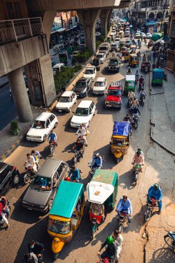 RAWALPINDI, PAKISTAN - Eylül 2021: Rawalpindi 'de yoğun cadde, Rawalpindi şehir merkezinde trafik sıkışıklığı