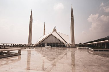 ISLAMABAD, PAKISTAN - Eylül 2021: Pakistan 'ın İslamabad kentindeki Faisal Mescid Camisi. 