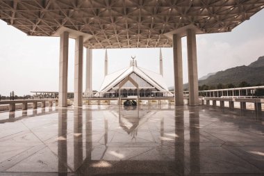 ISLAMABAD, PAKISTAN - Eylül 2021: Pakistan 'ın İslamabad kentindeki Faisal Mescid Camisi. 