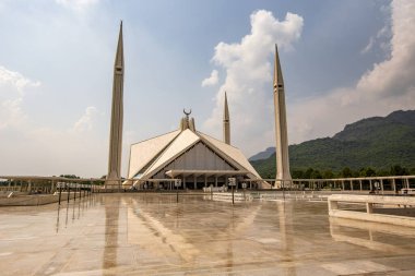 ISLAMABAD, PAKISTAN - Eylül 2021: Pakistan 'ın İslamabad kentindeki Faisal Mescid Camisi. 