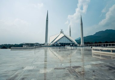 ISLAMABAD, PAKISTAN - Eylül 2021: Pakistan 'ın İslamabad kentindeki Faisal Mescid Camisi. 