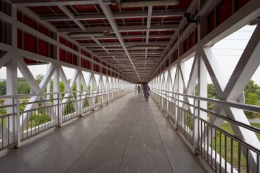 Pakistan, İslamabad 'daki metro istasyonunun geçişi