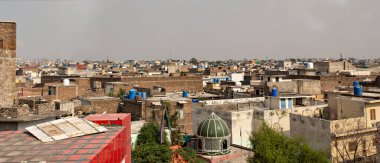 Rawalpindi şehrinin hava manzarası, eski evler çatılar, metro platformu, Pakistan