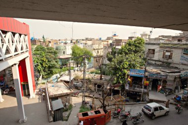 RAWALPINDI, PAKISTAN - Eylül 2021: Rawalpindi 'de yoğun cadde, Rawalpindi şehir merkezinde trafik sıkışıklığı