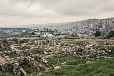 AMMAN, JORDAN - Mart 2019: Amman Kalesi tepesinden Amman şehrinin havadan görünüşü, Ürdün