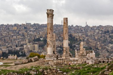 AMMAN, JORDAN - Mart 2019: Herkül Tapınağı Amman Kalesi, Ürdün
