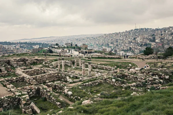 AMMAN, JORDAN - Mart 2019: Amman Kalesi tepesinden Amman şehrinin havadan görünüşü, Ürdün