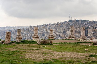 AMMAN, JORDAN - Mart 2019: Amman Kalesi tepesinden Amman şehrinin havadan görünüşü, Ürdün
