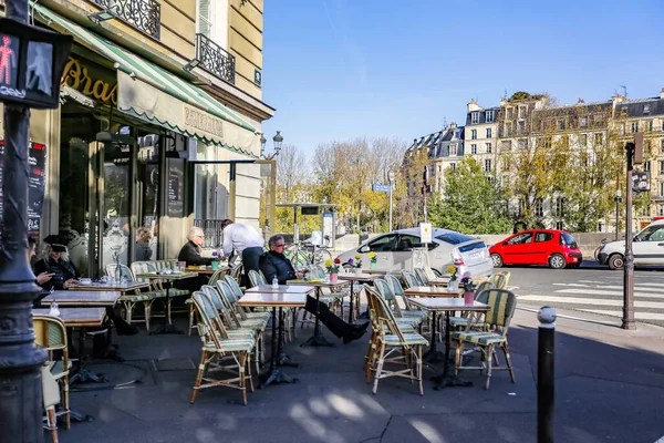 Париж Франция Ноябрь 2021 Традиционное Парижское Кафе Открытом Воздухе Столы — стоковое фото
