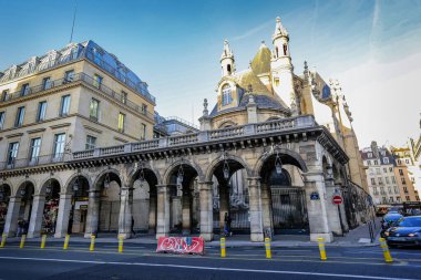 PARIS, FRANCE - Kasım 2021: Geleneksel Fransız mimarisi, Paris sokağı, evler ve insanlar, Fransa