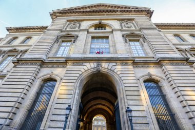 PARIS, FRANCE - Kasım 2021: Paris, Fransa 'da güneşli bir günde LOUVRE Müzesi Binası