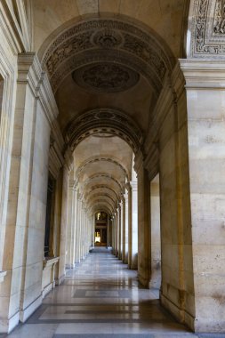 PARIS, FRANCE - Kasım 2021: Paris, Fransa 'da güneşli bir günde LOUVRE Müzesi Binası