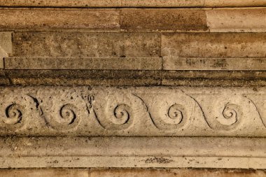 Fransa, Paris 'teki taş binalardan birinde dalga desenleri var.