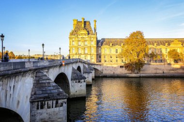 PARIS, FRANCE - Eylül 2021 Seine nehri manzarası, güneşli sonbahar gününde binalar ve taş köprü, Paris, Fransa
