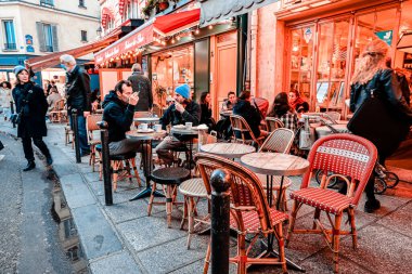 PARIS, FRANCE - Kasım 2021: Geleneksel Paris açık kafe, sokaktaki masa ve sandalyeler, Paris