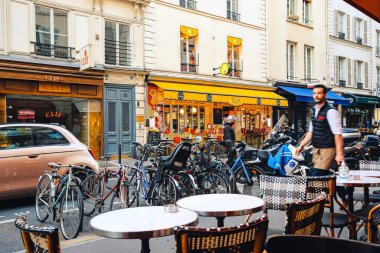 PARIS, FRANCE - Kasım 2021: Geleneksel Paris açık kafe, sokaktaki masa ve sandalyeler, Paris
