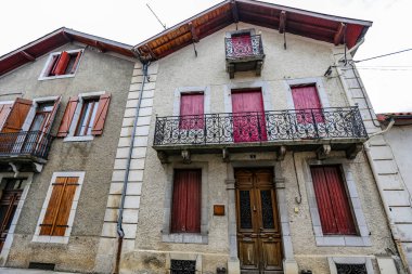 LOURES BAROUSSE, FRANCE - Kasım 2021: LOURES BAROUSSE 'deki eski ortaçağ geleneksel Fransız evi