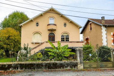 LOURES BAROUSSE, FRANCE - Kasım 2021: LOURES BAROUSSE 'deki eski ortaçağ geleneksel Fransız evi