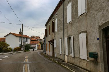 LOURES BAROUSSE, FRANCE - Kasım 2021: LOURES BAROUSSE 'deki eski ortaçağ geleneksel Fransız evi