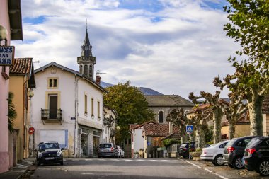 LOURES BAROUSSE, FRANCE - Kasım 2021: LOURES BAROUSSE 'deki eski ortaçağ geleneksel Fransız evi