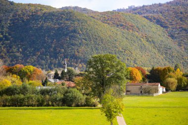 LOURES-BAROUSSE, Fransa - Kasım 2021: Fransa 'nın kırsal, çiftlik ve evlerindeki güzel sonbahar manzarası, Loures-Barousse, Pyrenees, Fransa