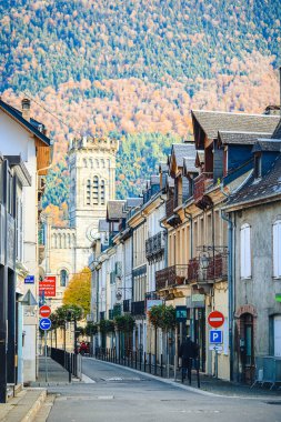 LUCHON, FRANCE - Kasım 2021 Notre-Dame-de-l 'Assomption Kilisesi, Bagnres-de-Luchon, Haute-Garonne Departmanı, Occitanie, Fransa