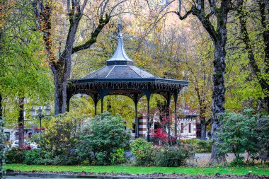 LUCHON, FRANCE - Kasım 2021 Fransa 'nın başkenti Luchon' da güzel bir sonbahar pavyonu