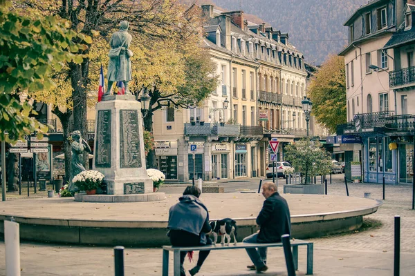 LUCHON, FRANCE - Kasım 2021 Luchon eski kasabasının sonbahar manzarası, güzel ev ve park Luchon, Pyrenees, Fransa